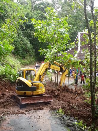 Evakuasi Bencana Menggunakan Eskavator di Dusun Seropan II